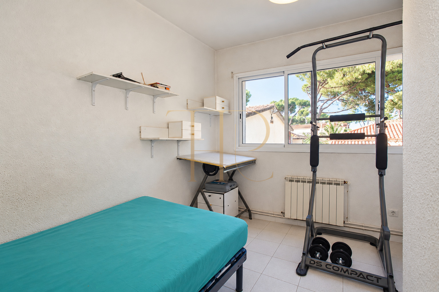 Spacious renovation apartment with communal pool in Castelldefels Playa
