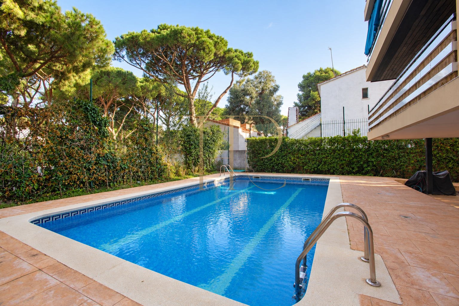 Spacious renovation apartment with communal pool in Castelldefels Playa