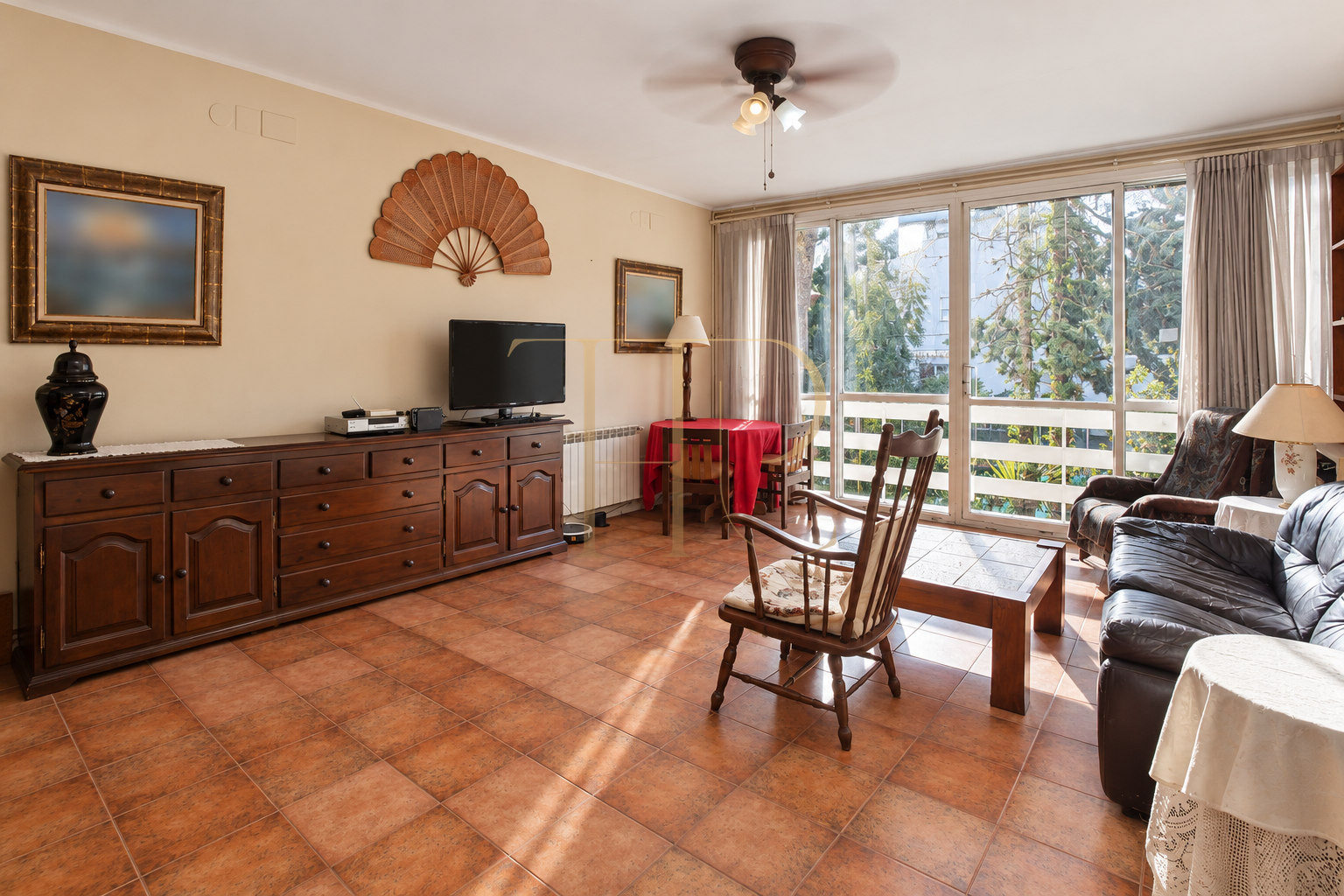 Spacious renovation apartment with communal pool in Castelldefels Playa