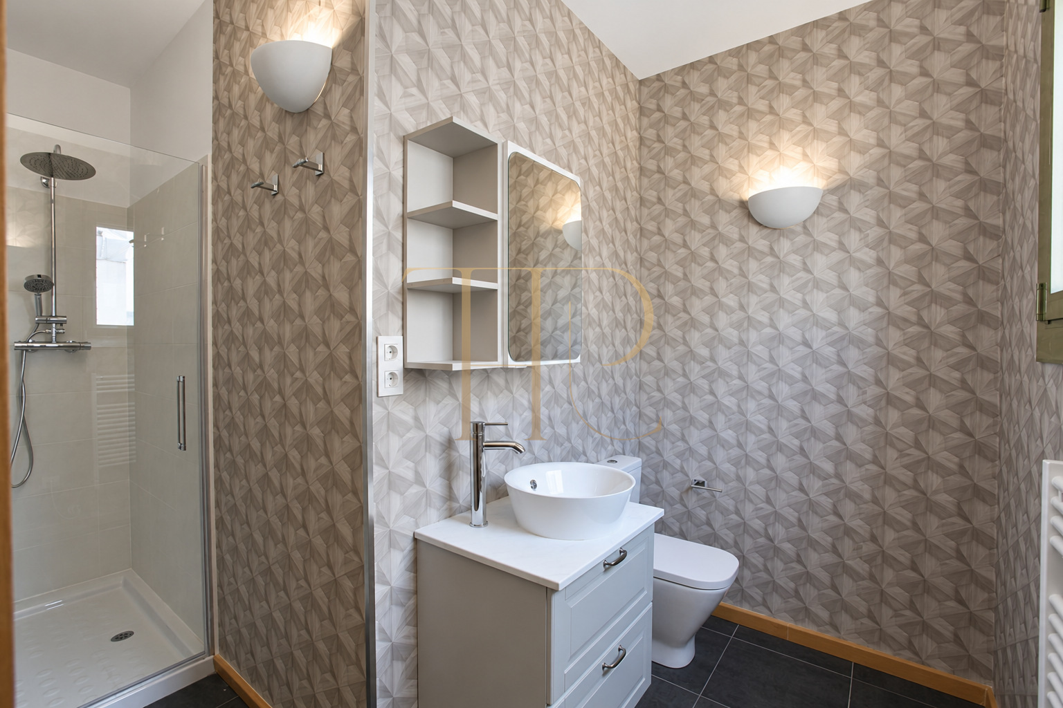Furnished two-bedroom penthouse on Passeig de Gràcia