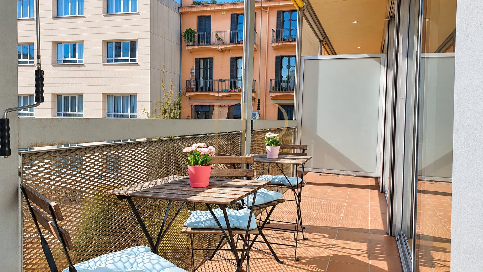 Furnished apartment with terrace in Eixample — rented