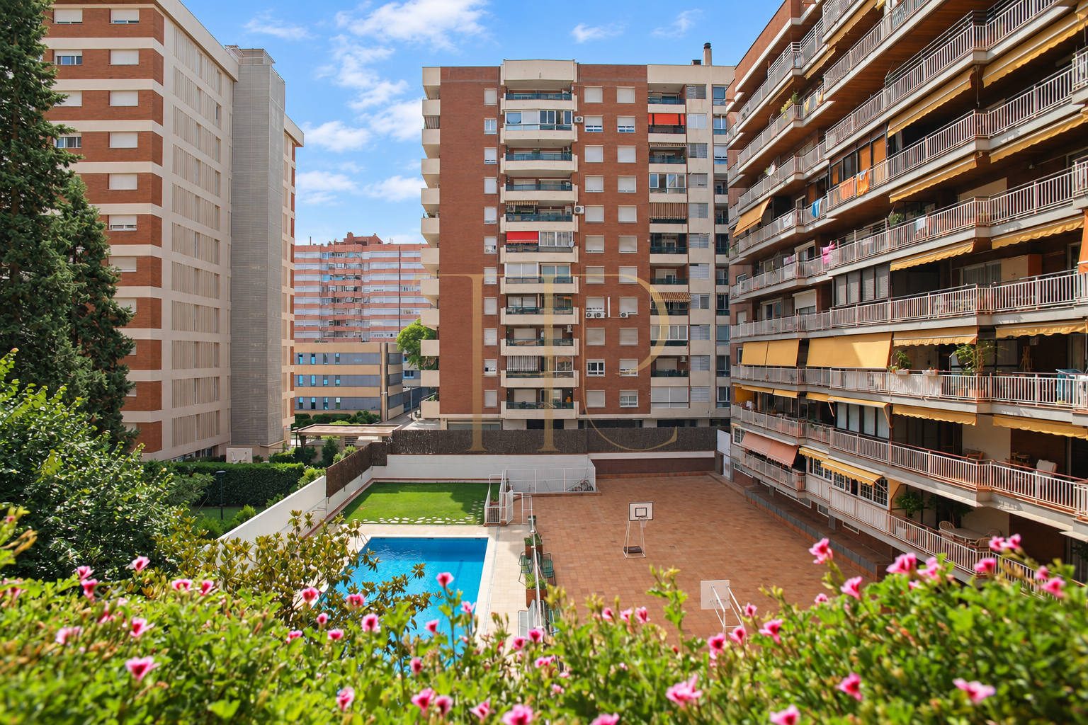 Apartment with terrace and communal pool in Les Corts