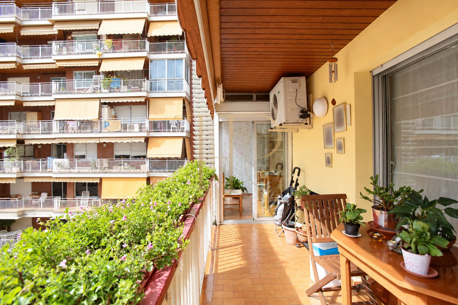 Apartment with terrace and communal pool in Les Corts