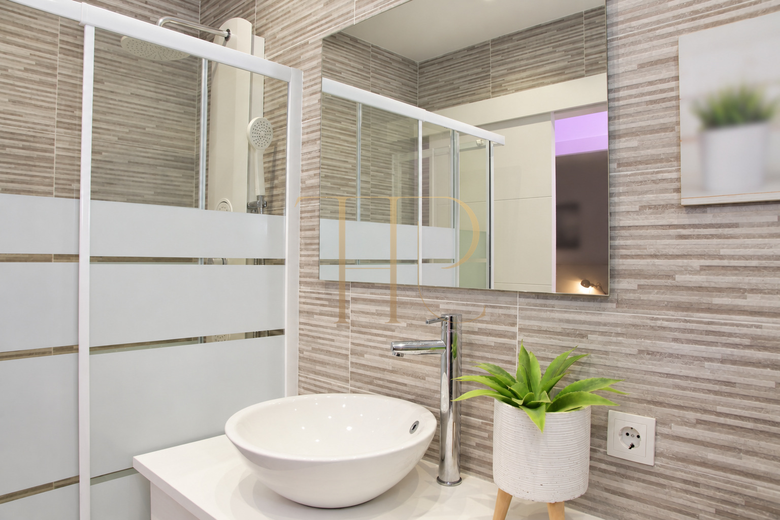 Refurbished La Sagrera apartment with balcony — sold