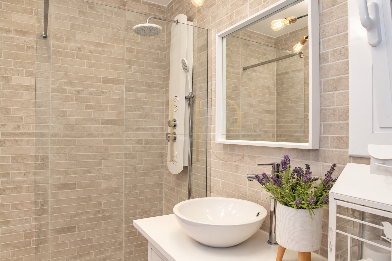 Refurbished La Sagrera apartment with balcony — sold