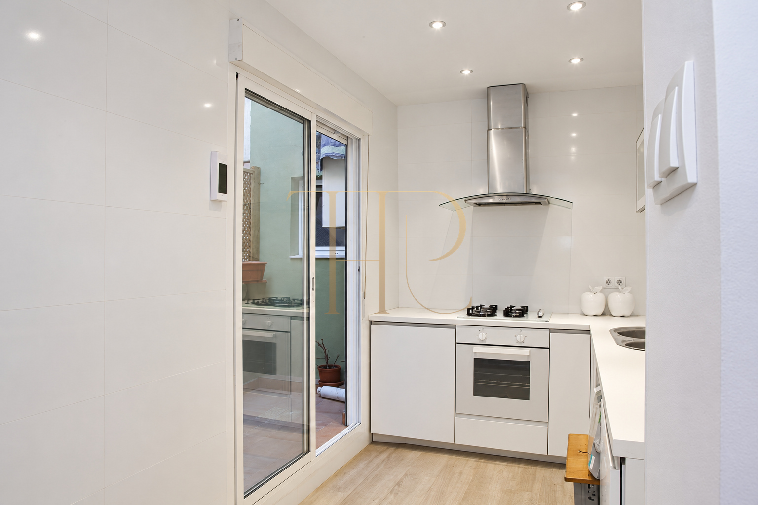 Refurbished La Sagrera apartment with balcony — sold