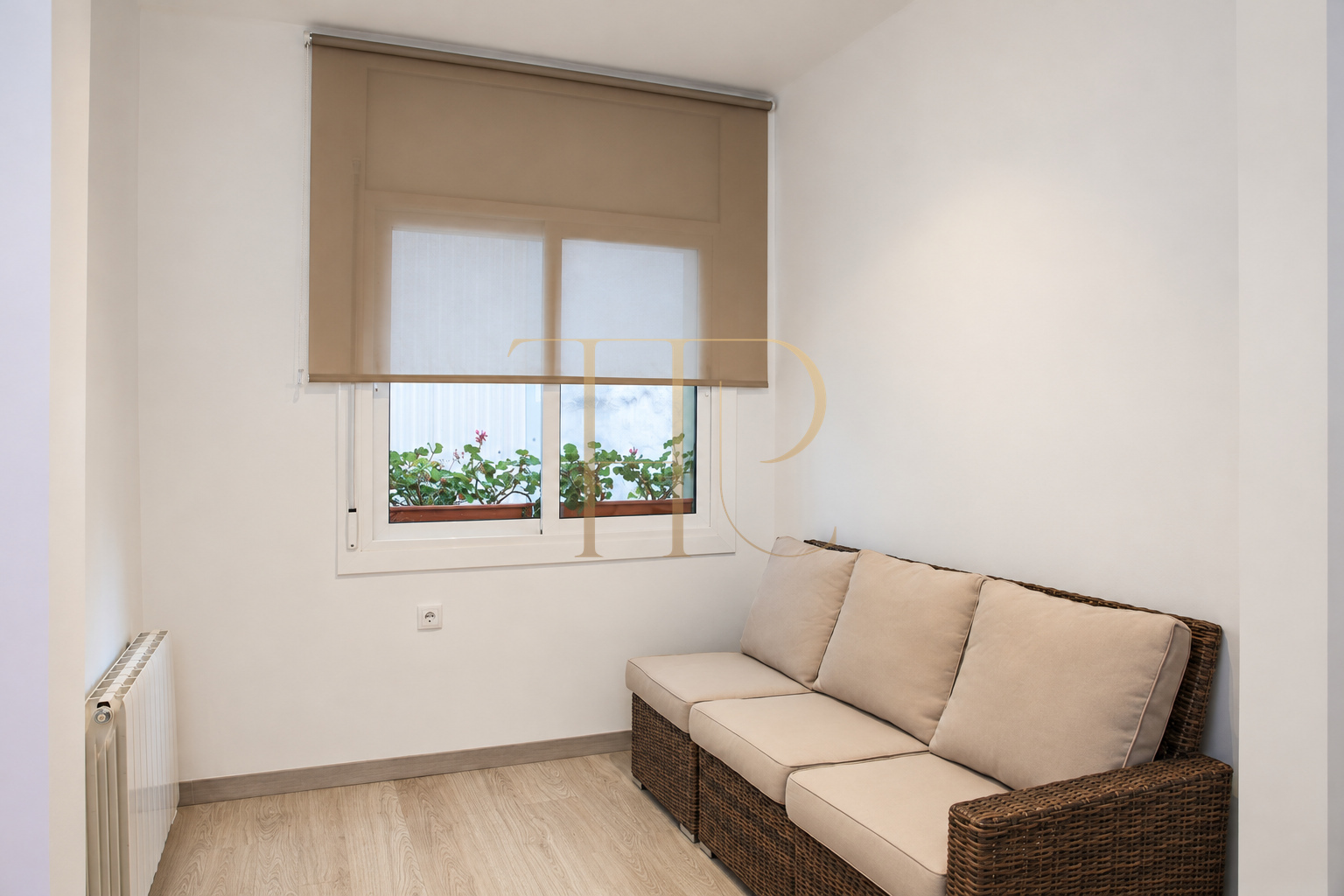 Refurbished La Sagrera apartment with balcony — sold