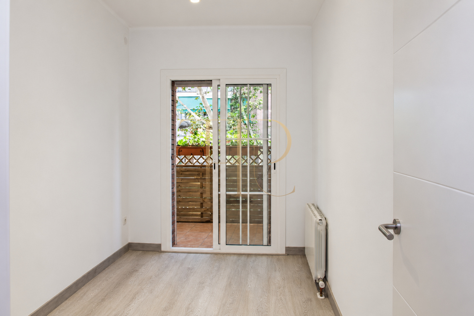 Refurbished La Sagrera apartment with balcony — sold