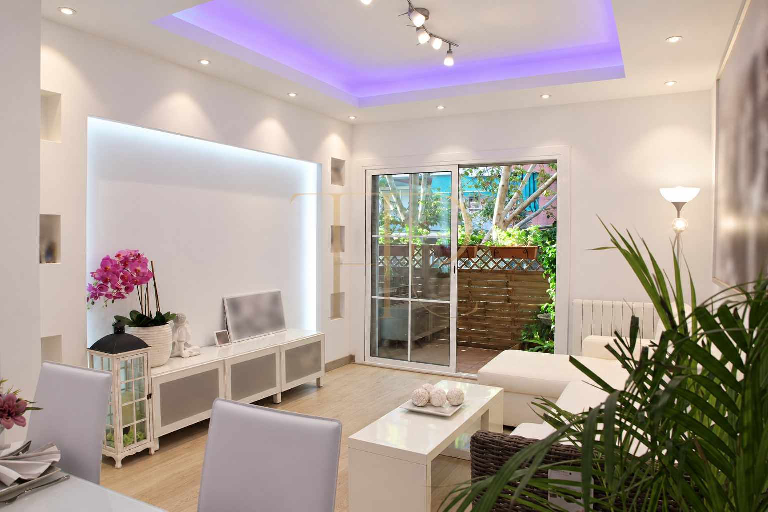 Refurbished La Sagrera apartment with balcony — sold