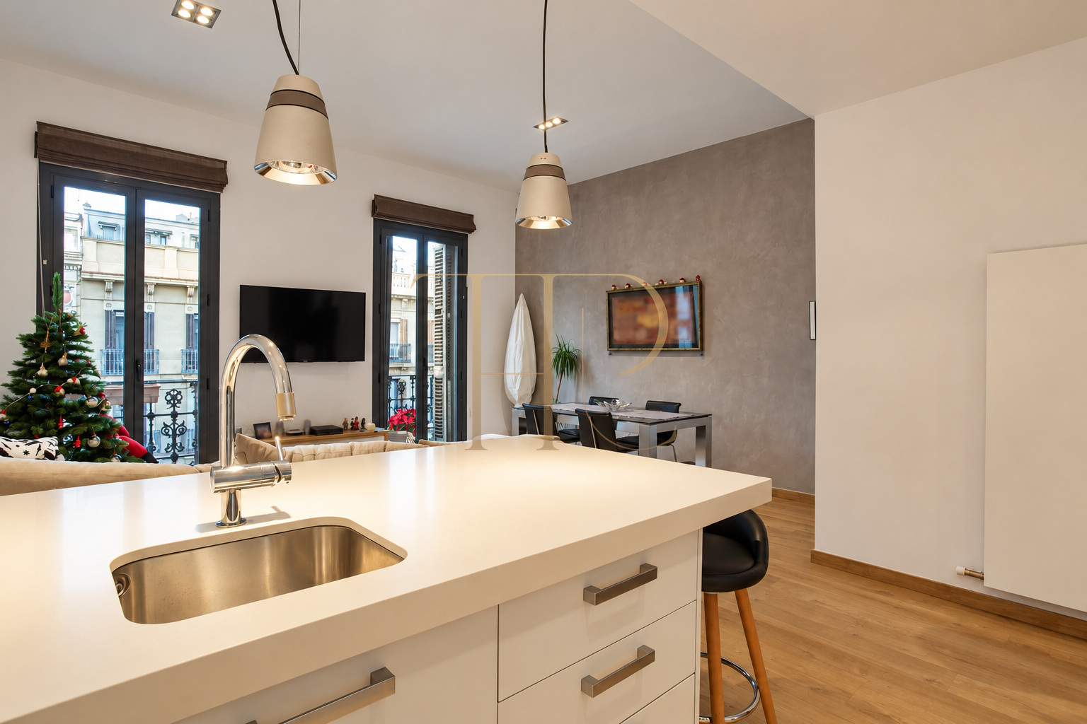Refurbished Eixample apartment with balcony — sold