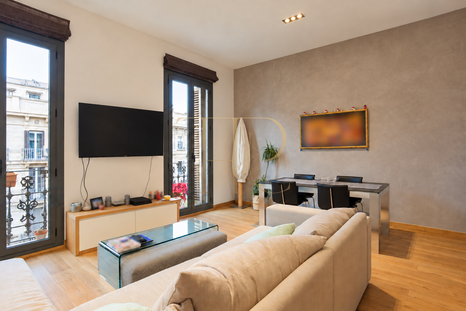Refurbished Eixample apartment with balcony — sold