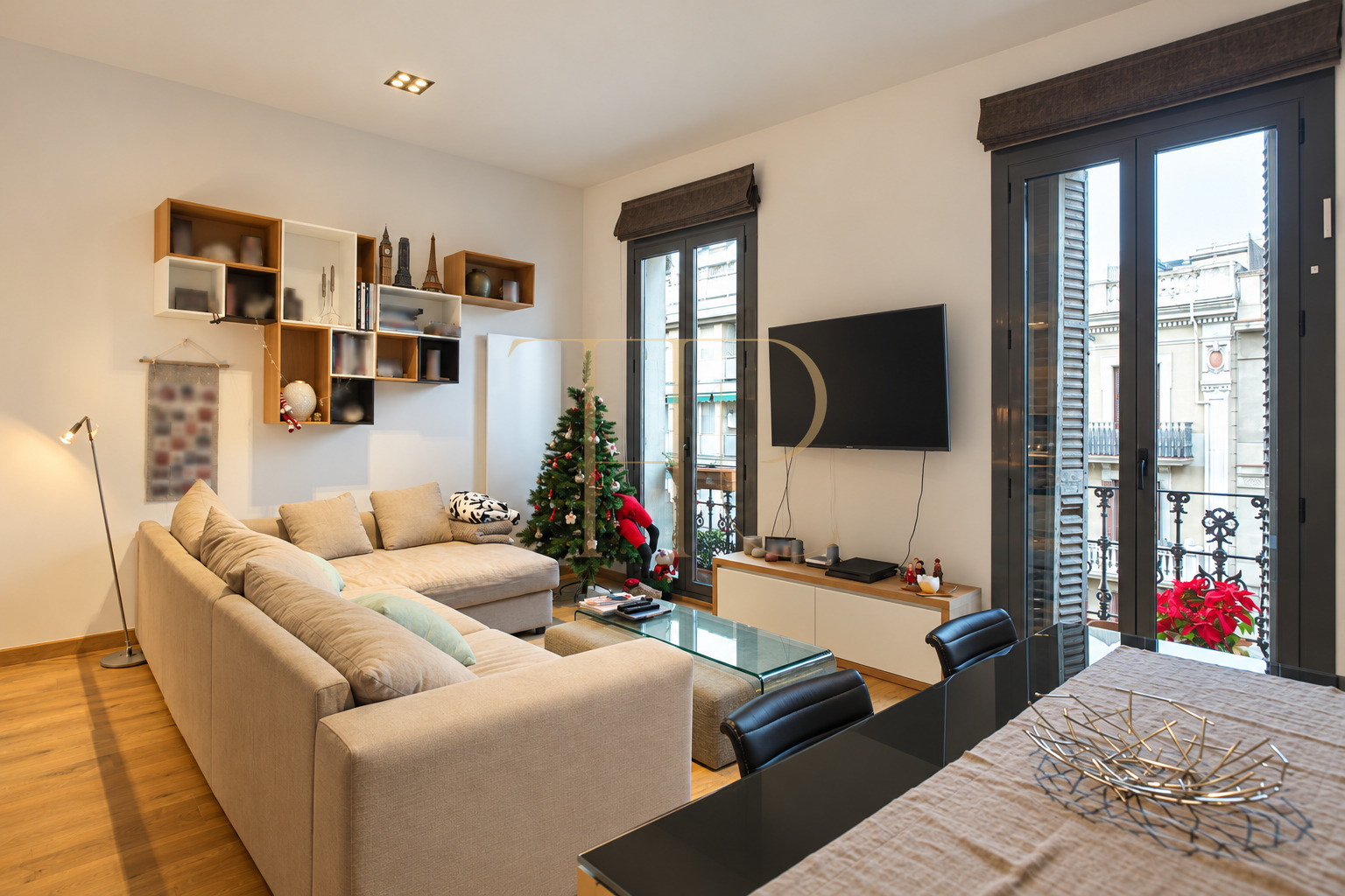 Refurbished Eixample apartment with balcony — sold